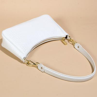 China 2022 new wholesale waterproof female underarm bag lady shoulder bag retro women handbags tide bag for sale