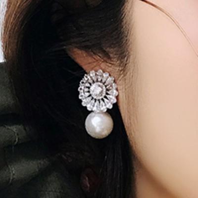 China Trendy factory wholesale pearl circle fashion minimalist earring for gift earring pearl for sale