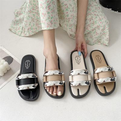 China Fashion Trend Designer Flat Sandal Quality Women Nude Italian Luxury Bridal Beach Walk Wedding Party For Girl and Ladies Jelly Slippers for sale