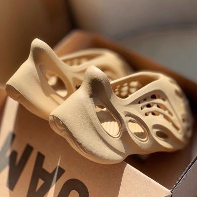 China Yeezy Foam Rnnr Moon Gray Beige Sandal MXCRCL Yeezi Outdoor Unisex Sandal Latest Summer Stylish Lightweight With Shoebox for sale