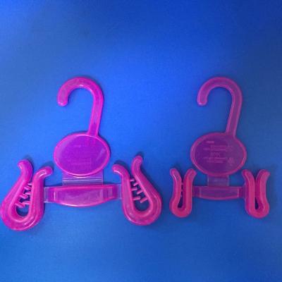 China Eco-friendly high quantity PP84 material purple plastic shoe hanger PP74 hanging plastic clip for boot for sale