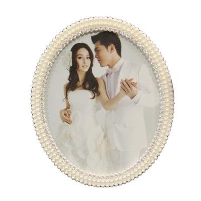 China Ywbeyond Plastic Wedding Decoration 6 Inch Oval Diamond Fashion Shape White Pearl Metal Photo Frame for sale