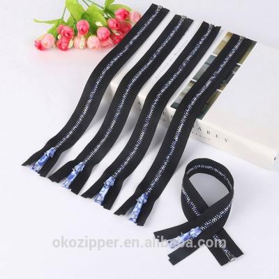 China Custom Waterproof Fancy Zipper Roll Metal Rainbow Metal Rainbow Teeth Waterproof Fancy Pull Zipper Roll zu verkaufen