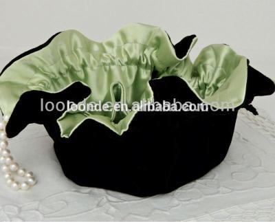 China Recyclable High Quality Round Bottom Black Jewelery Satin Lined Velvet Pockets for sale