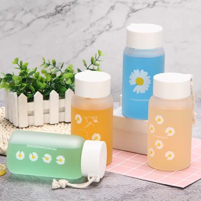 China Daisy Design Sustainable Glass Bottle Cute New Arrival Water Cup In Summer Fashion Drinking Box for sale