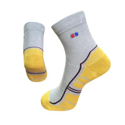 China 846 Wholesale Custom Cotton Antibacterial Colorful Sports Socks Sports Socks for sale