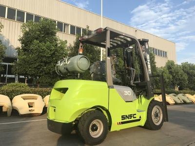 China Gas LPG Gasoline Dual Fuel Forklift with Adjustable Cab Location and Steel Bottle for sale