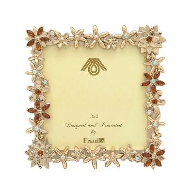 China Zinc Alloy LUXURY FLOWER PEARL METAL PHOTO JEWELED PICTURE FRAME FOR WEDDING for sale