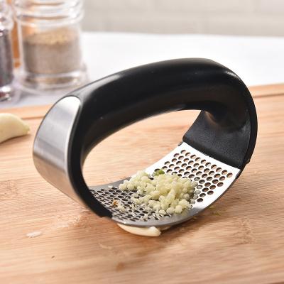 China Kitchen Crusher Food Grade 304 Stainless Steel Design Garlic Press Stored Professional Curved Mincing Stainless Steel for sale