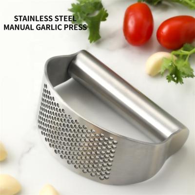 China Factory direct sales kitchen tableware durable multifunctional manual cookware stainless steel silver garlic press for sale