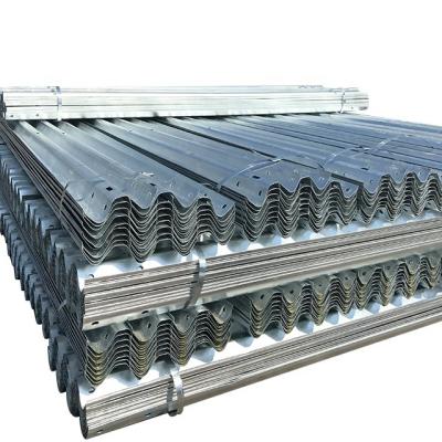 China Roadway Safety Safety Corrugated Guardrails W Beam 4320*300*82*3.0mm Q235B Q355B 550g/m2 for sale