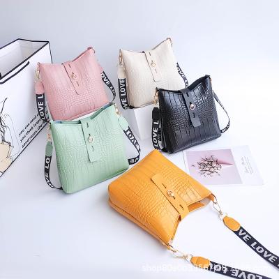 China Fashion crocodile pattern bucket bagwomen bags2021New Korean trendy bag women for sale