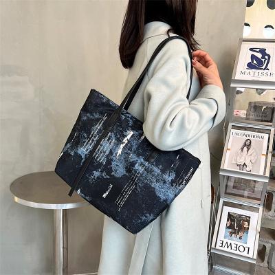 China Contrast color border girls large capacity style fashion women's graffiti handbag2021Korean one-shoulder bag fashionable single bag for sale