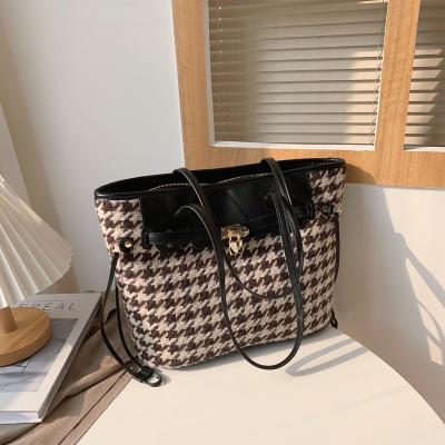 China Women2021Winter retro fashion bags women2021Winter special interest houndstooth tote bag special interest shoulder bag single piece big new dropshipping for sale