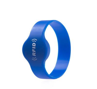 China Swimming Pool Gym 64mm RFID 125khz 13.56mhz Waterproof Silicone Wristband Proximity Tag TK4100 F08 Factory for sale