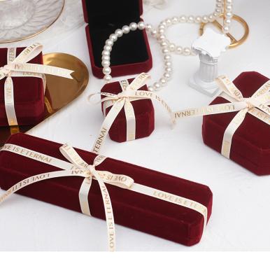 China Retro Contemporary Red Velvet Set Jewelry Storage Box Ring Necklace Bracelet Pearl Bracelet Burgundy Vintage Jewelry Packing Case for sale