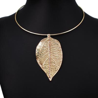 China Vintage Trendy Alloy Leaf Pendant Large Torque Choker Necklaces For Women Luxury Rhinestone Necklace Statement Necklace Jewelry 2022 for sale