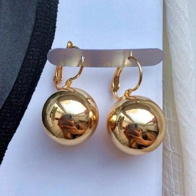 China FASHIONABLE Creative Arc Pendant Rose Gold Hanging Earring Charming New 2022 Female Ear Ball Shape Soft Drop Dangle Earring For Women for sale