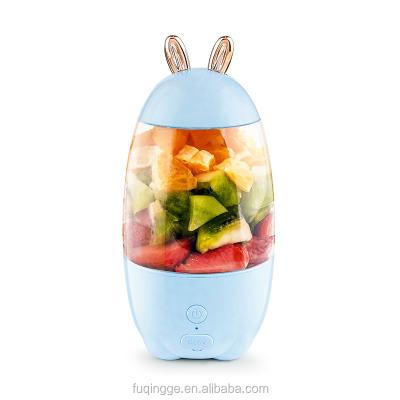 China Hot Sale Mini Portable Fresh Juicer Blender New Design USB Easy Handling Electric Fruit Blenders Charging Juicer for sale