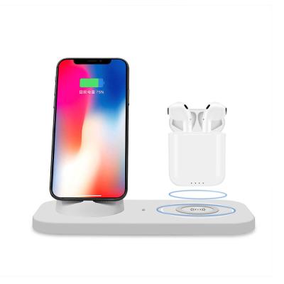 China Multi-Device Mobile Charging Multifunctional Wireless 3-in-1 Charging Station for Micro/Lightning/Type-C Mobile Phones for sale