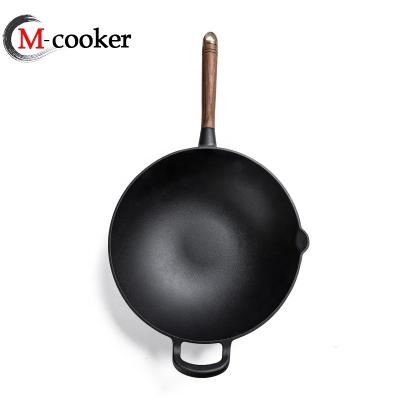 China Sustainable Flat Bottom Wok Cast Iron Vegetable Oil Coated Wok With Wooden Handle for sale