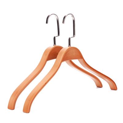 China New Classic/Postmodern LOGO Natural Wooden Laminated Clothes Custom Made Coat Hangers Te koop