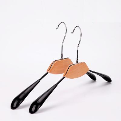 China Minimalist Factory Direct Non Slip PVC Coated Metal Wire And Stainless Steel Wood Hanger en venta