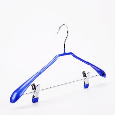 China Minimalist Factory Direct Non Slip PVC Coated Metal Trouser Pants Hanger With Clips For Clothing Te koop