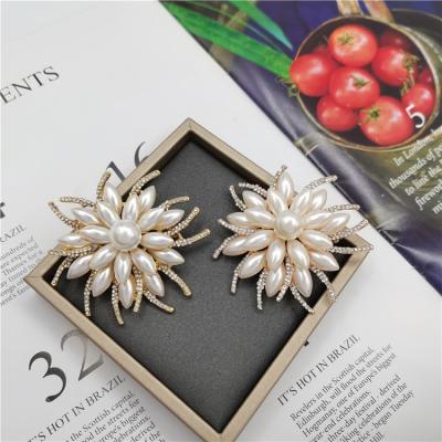 China Best Selling Fashionable Rhinestone Pearl Delicate Brooch Pins Hollow Flower Brooches For Ladies for sale