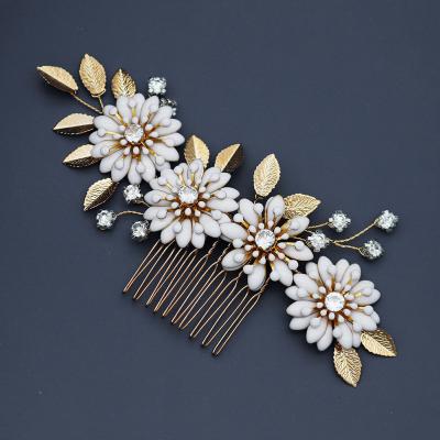 China Handmade Crystal Alloy Flower Leaf Bridal Gold Hair Comb Luxury Vintage Style Hair Jewelry Wedding Hair Accessories for sale