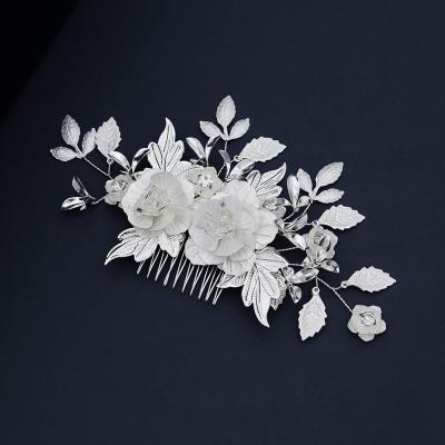 China Luxury Popular White Flower Begonia Flower Wedding Head Comb Hair Jewelry Head Band Flower Bridal Jewelry for sale