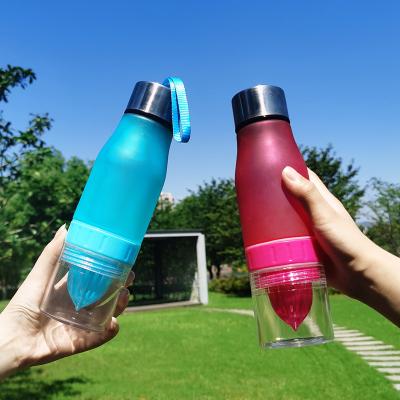 China Minimalist Fruit Infuser Water Bottle Lemon Squeezer Tumbler Bottle /Water Bottles Plastic Direct Drinking Outdoor VISIT for sale