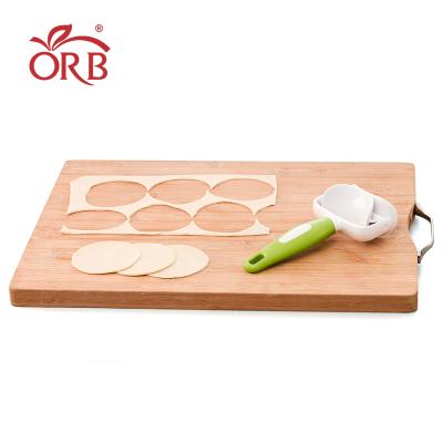 China Sustainable Kitchen Handheld Manual Rotating Circle Cutter For Dumpling Wrapping for sale