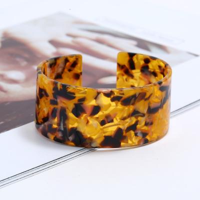 China Fashion Bangle Acetic Acid Plate Leopard Ethnic Bracelet Opening Resin Acrylic Amber Bangle for sale