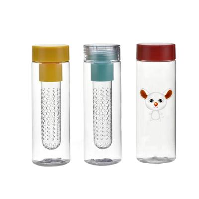 China 700ml Clear Lemon Infuser Tritan Plastic Water Bottle Viable Fruit Infuser Water Bottle BPA FREE for sale