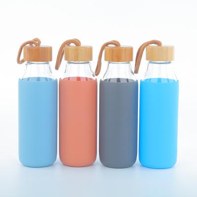 China Sustainable Custom 750ml Recycled Clear Luxury Glass Water Bottle With Silicone Sleeve for sale