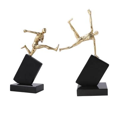 China Creative Working Art Living Room Office Black Iron Handwork Brass Ornament Small Gold Man Art Sculpture Ornament Modern Metal Accessories Accessory for sale