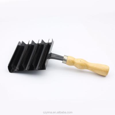 China New horse! Metal curry comb with wooden handle for horse for sale