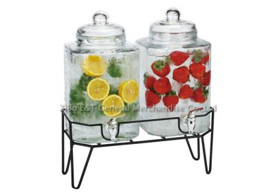 China Dispensador de cristal doble de la bebida con el soporte, grabación en relieve martillada para juicing en venta