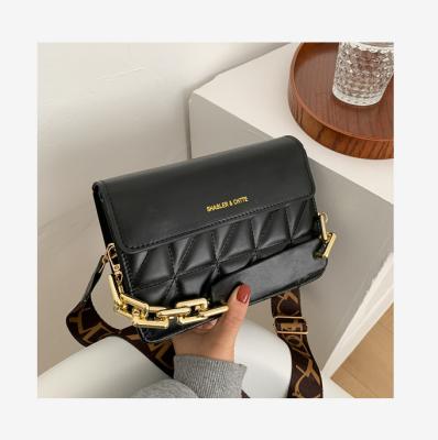 China Fashion Women's Shoulder Bag Acrylic Chain Handbag 2021 Summer New Fashionable Girl Fashionable Handbag PU Leather+polyester Casual Tote for sale