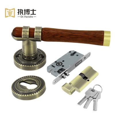 China New European Quality Stsilverdroom Door Handles Separate Locks Easy Installation Retro Door Handle With Modern Master Wooden Bedroom for sale