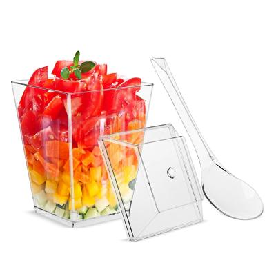 中国 Party Catering Supplies 5oz Plastic Clear Square Mini Dessert Ice Cream Cups with Lids and Spoons Set of 20 販売のため