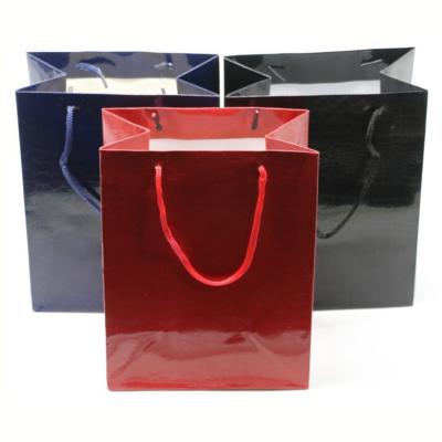 China Recyclable Luxury Brand Laminated Packaging Clothes Paper Bags Logo Shopping Bags Paper for sale