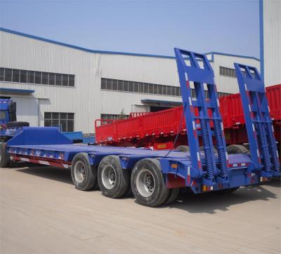 China 40ft platte halftruck voor het kantelen van graafmachines en het bezorgen van lading met brandstoftank Te koop