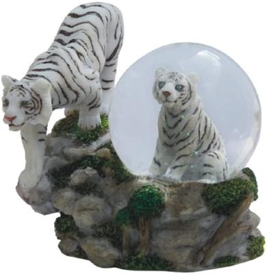 China Wholesale Custom Tabletop Animal Horse Elephant Tiger Statue Decor Europe Mini Resin Snow Globe Souvenir Bear for sale