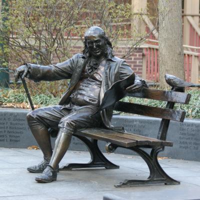 China Outdoor Bronze Statue China Ornament Benjamin Franklin Bronze Man On Bench Sculpture for sale