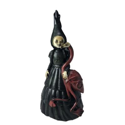 China Wholesale Halloween Resin Witch Statue Home Decoration Props Decoration Party Decoration for sale