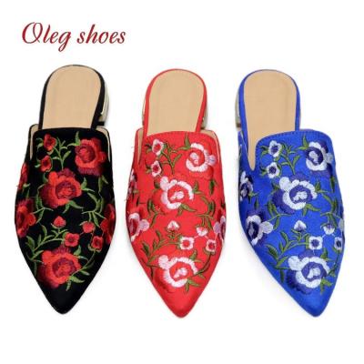 China Embroidered Flat Chinese Shoes Women's Loafers Velvet Backless Slip On Flowers Embroidery Mule Slippers for sale