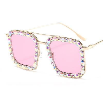 China Fashion Sunglasses Frame Ocean Lenses New Diamond-studded Metal Crystal Sunglasses Women Shape Sun Glasses for sale