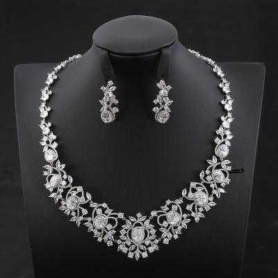 China CLASSIC luxury jewelry set with shiny diamonds necklace earrings wedding jewelry accessories pearl flower necklace for sale